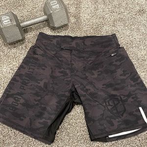 Born Primitive mens 29/30 camo workout shorts